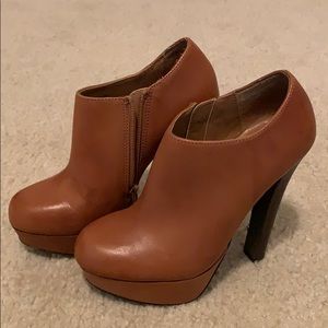 Steve Madden Leathered Cognac Ankle Bootie Size: 6